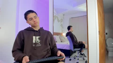 Snapshot of theohawke_ chatting on December 24, 10:44 am THEO- MATEO online show from December 24, 10:44 am