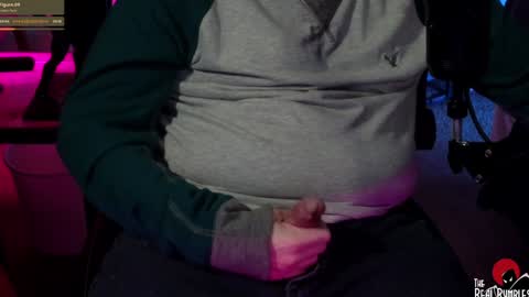 Snapshot of therealbumbles chatting on December 31, 2:19 am Bumbles or B online show from December 31, 2:19 am