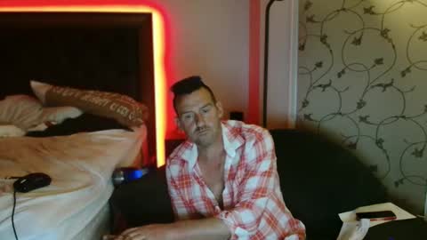 Snapshot of therealkurva4u chatting on October 18, 11:00 am therealkurva4u online show from October 18, 11:00 am
