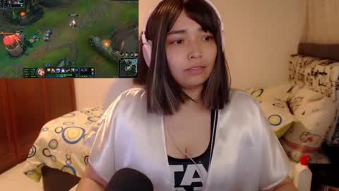 Snapshot of thetalkingbutt chatting on December 6, 4:58 am Mai online show from December 6, 4:58 am