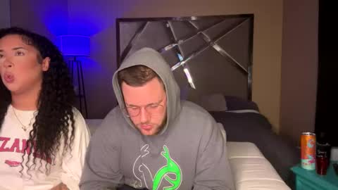 Snapshot of theviberoom chatting on October 4, 6:22 am The Vibe Room online show from October 4, 6:22 am