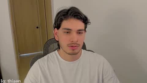 Snapshot of thiaan__ chatting on October 27, 9:19 pm thiaan__ online show from October 27, 9:19 pm