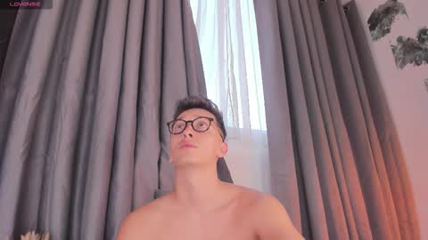 Snapshot of thiago_jones chatting on November 11, 9:48 pm SanThiago online show from November 11, 9:48 pm