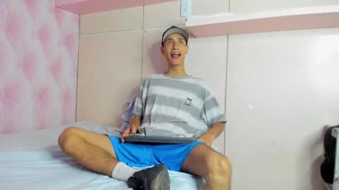 Snapshot of thiagoduarte_ chatting on February 27, 12:05 pm Thiago online show from February 27, 12:05 pm