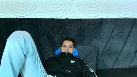 Thiago   online show from December 17, 12:11 pm