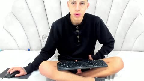 Thiago   online show from April 4, 1:19 pm