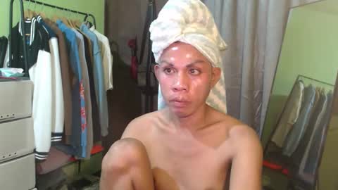 Snapshot of thick_bigcock13 chatting on October 4, 12:30 am gil online show from October 4, 12:30 am