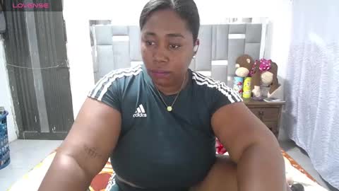 Snapshot of thickebonymilf chatting on February 6, 2:22 am XIOMARA online show from February 6, 2:22 am