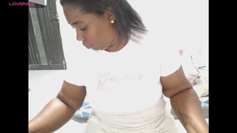 Snapshot of thickebonymilf chatting on December 1, 1:21 am XIOMARA online show from December 1, 1:21 am