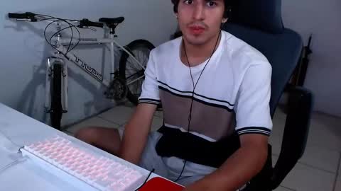 Snapshot of thieves_us chatting on November 6, 6:14 am thieves_us online show from November 6, 6:14 am