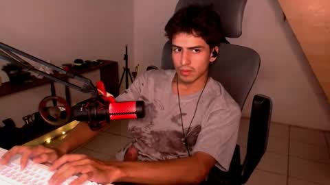 Snapshot of thieves_us chatting on December 4, 5:06 am thieves_us online show from December 4, 5:06 am