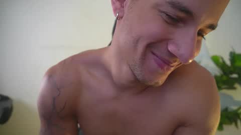 thin_tommy11 online show from April 8, 8:42 pm