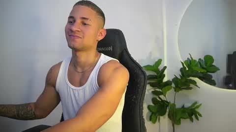 thin_tommy11 online show from April 13, 8:36 pm