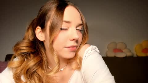 Snapshot of thisisamelia chatting on February 2, 4:00 pm Amelia shows on mondays fridays and sundays if anything changes im giving updates on my fansly online show from February 2, 4:00 pm