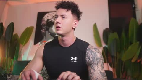 Snapshot of thomas_falcon1 chatting on November 25, 11:49 pm Thomas Falcon online show from November 25, 11:49 pm