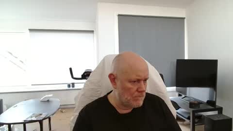 thomash32 online show from September 11, 10:15 am