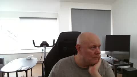 thomash32 online show from September 21, 11:56 am