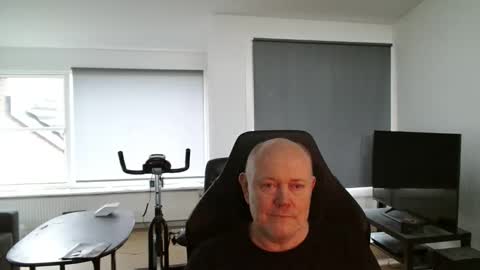 thomash32 online show from October 8, 6:11 am