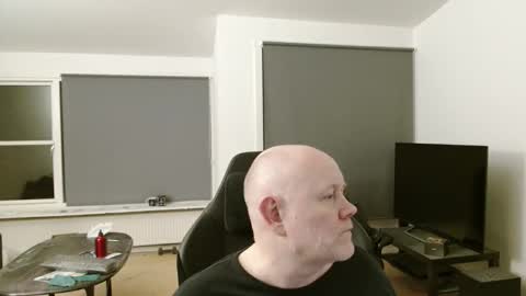 thomash32 online show from November 3, 10:21 pm