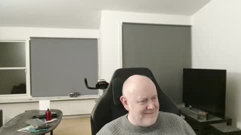 thomash32 online show from November 9, 9:35 pm