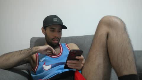 Snapshot of throwawayyourgun chatting on December 10, 7:54 pm Luka online show from December 10, 7:54 pm