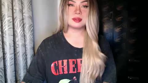 Snapshot of tiara_kishatsu chatting on December 15, 4:11 pm arianna tiara online show from December 15, 4:11 pm