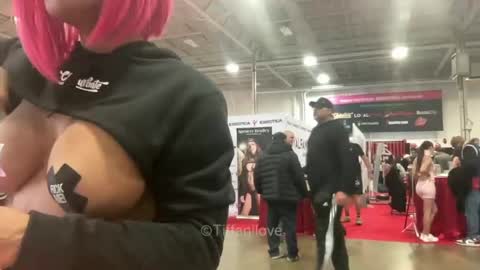 Snapshot of tiffanilove chatting on December 7, 2:42 am Tiffani Love online show from December 7, 2:42 am