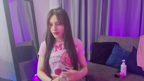 Snapshot of tiinajonus_ chatting on March 4, 4:18 am tiinajonus_ online show from March 4, 4:18 am