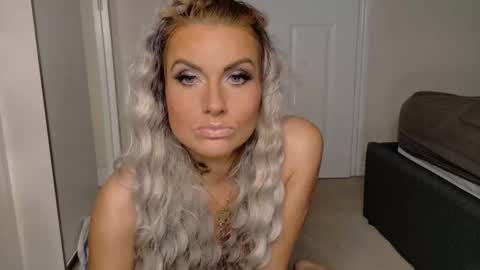 tinkerbell822 online show from February 17, 9:06 am