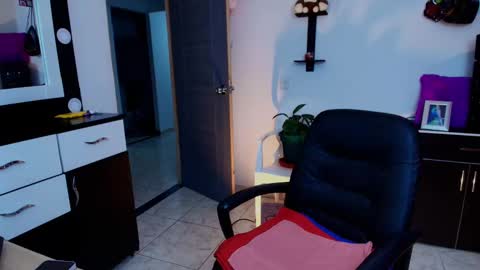 Snapshot of tinnadawson chatting on January 14, 2:40 am I AM BELLA ----------- follow my IG TINNS 69 online show from January 14, 2:40 am