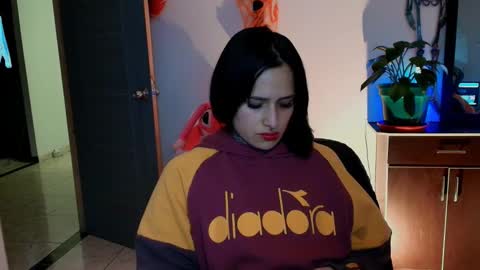 Snapshot of tinnadawson chatting on October 27, 12:47 am I AM BELLA ----------- follow my IG TINNS 69 online show from October 27, 12:47 am