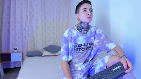 Snapshot of tinny_and_candy chatting on November 8, 12:16 pm TINNY AND CANDY online show from November 8, 12:16 pm