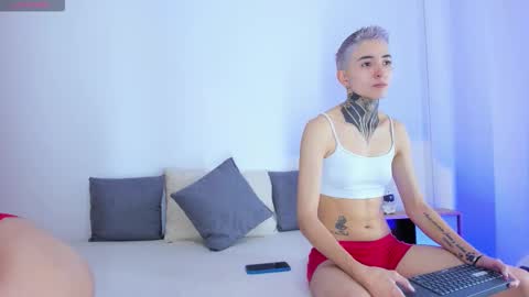 Snapshot of tinny_and_candy chatting on November 22, 12:04 pm TINNY AND CANDY online show from November 22, 12:04 pm