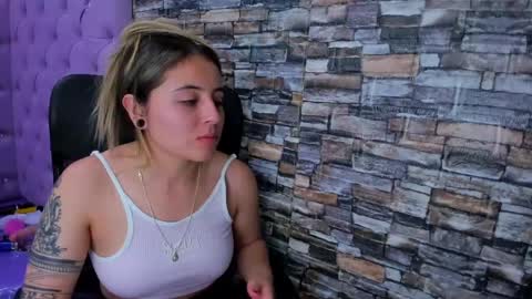 Snapshot of tiny_love_ chatting on December 19, 10:02 am tiny online show from December 19, 10:02 am