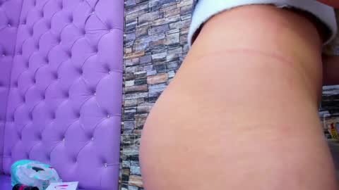 Snapshot of tiny_love_ chatting on December 20, 3:25 am tiny online show from December 20, 3:25 am