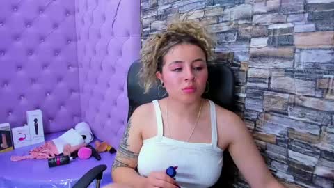 Snapshot of tiny_love_ chatting on December 21, 9:55 am tiny online show from December 21, 9:55 am