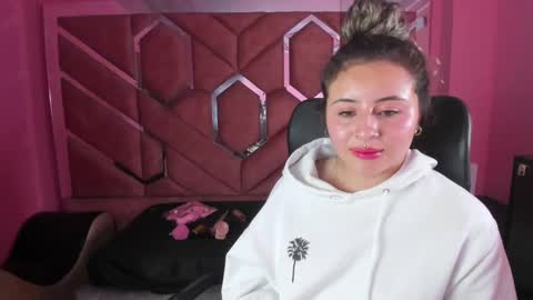 Snapshot of tiny_love_ chatting on February 6, 5:35 am tiny online show from February 6, 5:35 am