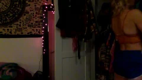 Snapshot of tinyandtatted420 chatting on November 3, 1:19 am tinyandtatted420 online show from November 3, 1:19 am