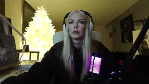 Snapshot of tinykylie chatting on January 23, 11:26 pm stage Kylie Sinner brand CLITBAIT online show from January 23, 11:26 pm
