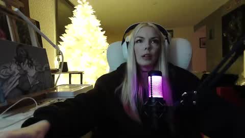 Snapshot of tinykylie chatting on January 24, 2:28 am stage Kylie Sinner brand CLITBAIT online show from January 24, 2:28 am