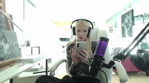 Snapshot of tinykylie chatting on January 24, 7:28 pm stage Kylie Sinner brand CLITBAIT online show from January 24, 7:28 pm