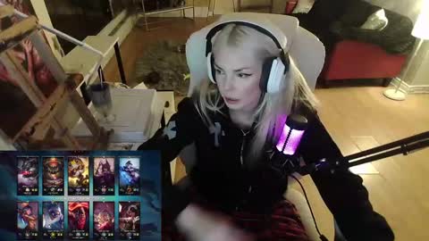 Snapshot of tinykylie chatting on January 26, 6:28 am stage Kylie Sinner brand CLITBAIT online show from January 26, 6:28 am