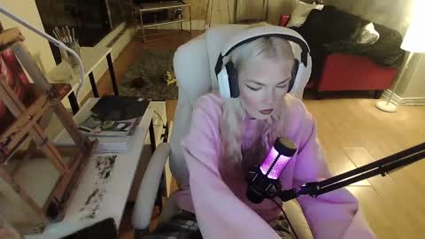 Snapshot of tinykylie chatting on January 28, 12:05 am stage Kylie Sinner brand CLITBAIT online show from January 28, 12:05 am