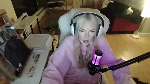 Snapshot of tinykylie chatting on January 28, 3:15 am stage Kylie Sinner brand CLITBAIT online show from January 28, 3:15 am