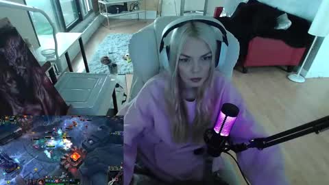 Snapshot of tinykylie chatting on January 28, 1:27 pm stage Kylie Sinner brand CLITBAIT online show from January 28, 1:27 pm