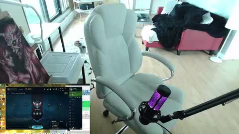 Snapshot of tinykylie chatting on January 28, 4:30 pm stage Kylie Sinner brand CLITBAIT online show from January 28, 4:30 pm