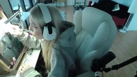 Snapshot of tinykylie chatting on January 29, 8:14 pm stage Kylie Sinner brand CLITBAIT online show from January 29, 8:14 pm
