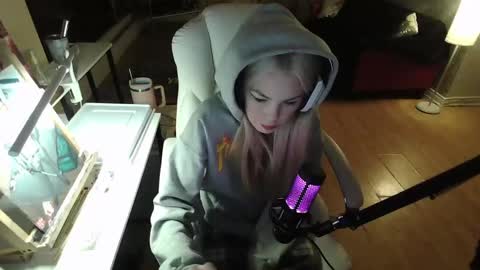 Snapshot of tinykylie chatting on January 29, 11:25 pm stage Kylie Sinner brand CLITBAIT online show from January 29, 11:25 pm