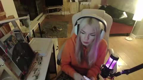 Snapshot of tinykylie chatting on January 31, 3:30 am stage Kylie Sinner brand CLITBAIT online show from January 31, 3:30 am