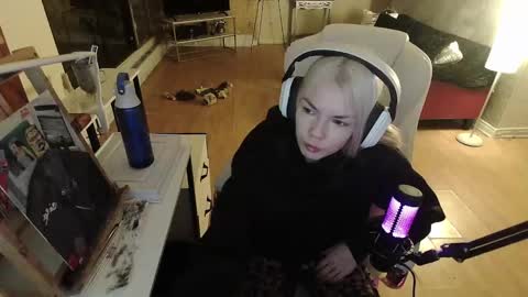Snapshot of tinykylie chatting on January 31, 10:21 pm stage Kylie Sinner brand CLITBAIT online show from January 31, 10:21 pm